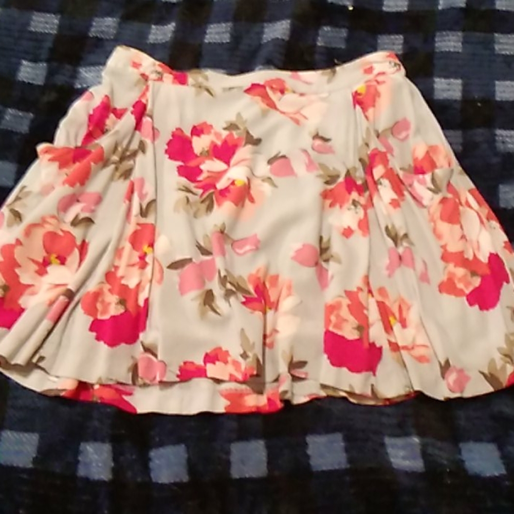Floral skirt w/ pockets
